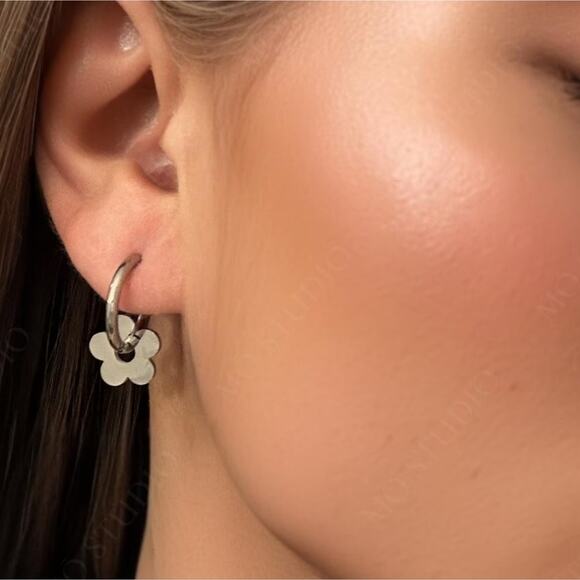 NEW Revolve Silver Flower Clover Huggie Hoop Earrings - Picture 1 of 8